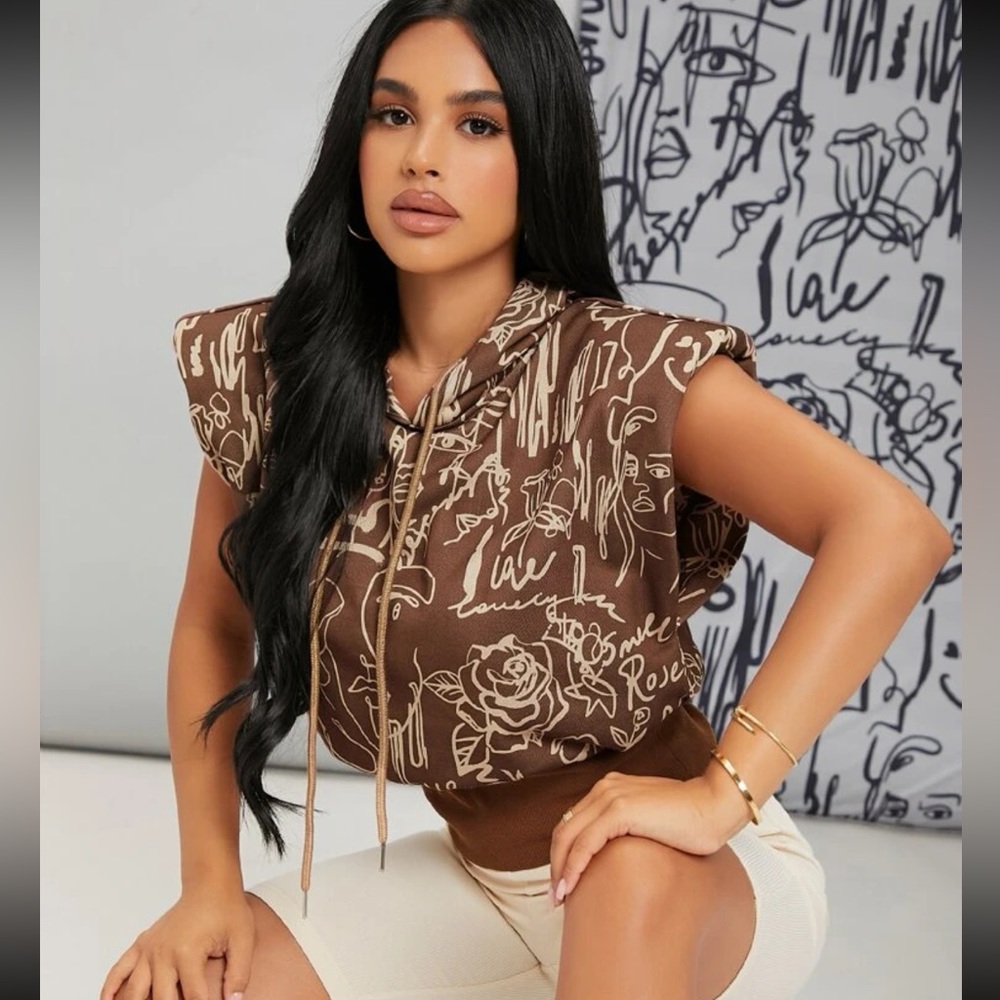 Top con capucha y estampado de grafiti acolchado con cordón